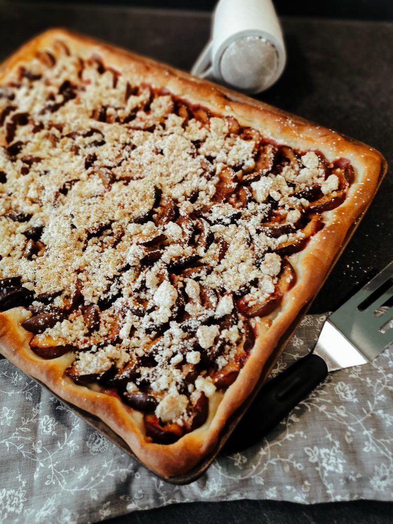 Zwetschgenkuchen vom James Softe Buttermilch-Brötchen